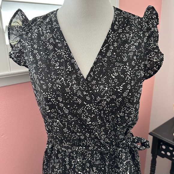Black/Cream Flowered Wrap Type Dress size M - Picture 3 of 4